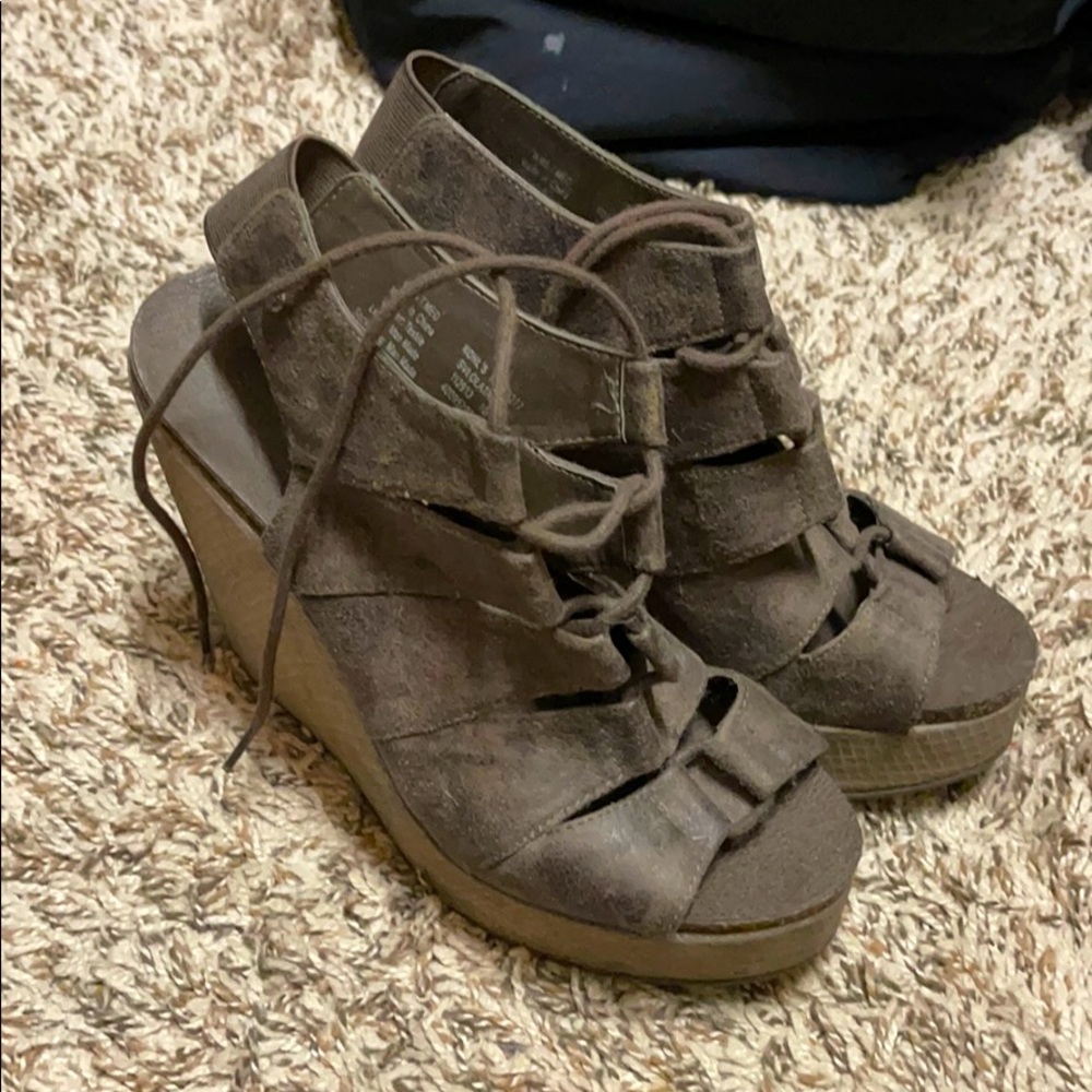Women’s gray wedges